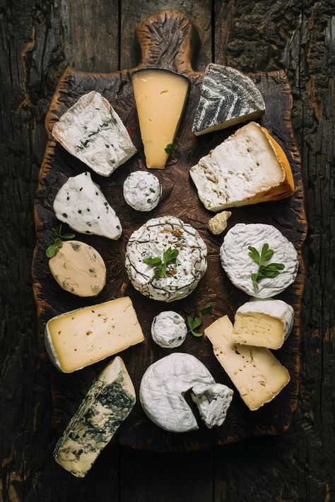 A French cheese board with cheeses from various regions of France. Camembert Aesthetic, Gourmet Aesthetic, Cheese Board Aesthetic, Cheese Pictures, Cheese Aesthetic, Moldy Cheese, French Cheese Board, Cheese Festival, Cheese Photography