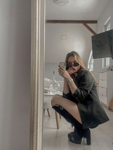 Mirror Selfie Outfit, Pic Mirror, Spiegel Selfie, Photography Ideas At Home, Minimalistic Outfits, Girls Mirror, Shotting Photo, Fashion Mirror, Mirror Selfie Poses