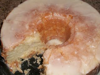 Almond Glaze Recipe, Louisiana Crunch Cake, Almond Glaze, Homemade Doughnuts, Crunch Cake, Delicious Cake Recipes, Glaze Recipe, Classic Desserts, Köstliche Desserts