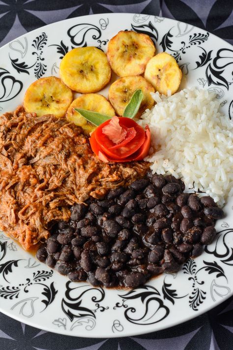 Recipe for Pabellon criollo. A traditional beans and rice dish from Venezuela, with seasoned black beans, white rice and tender, savory flank steak. Venezuelan Dishes, Seasoned Black Beans, Bean And Rice, South American Recipes, Venezuelan Food, Black Beans And Rice, Rice And Beans, American Recipes, College Meals