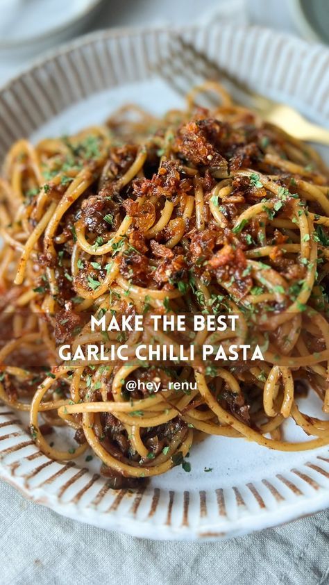 Chilli Garlic Noodles, Chilli Pasta, Crispy Garlic, Aleppo Pepper, Plantbased Recipes, Chilli Oil, Garlic Noodles, Spot It, Quick Lunch