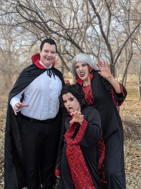 Family Vampire Costumes Vampire Costume Male, Vampire Costume Couple, Ufo Costume, Vampire Halloween Costume, Vampire Costumes, Woman Costume, Vampire Halloween, Cat Woman, Vampire Costume