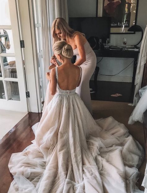 Wedding Dress Backless, Barnyard Wedding, Wedding Dress Guide, Dress Backless, A Wedding Dress, Wedding Goals, Dreamy Wedding, Beautiful Wedding Dresses, Beach Wedding Dress