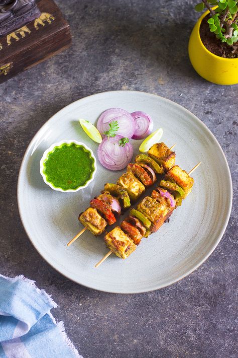 One Teaspoon Of Life: Paneer Tikka Recipe | How to make Paneer Tikka [Video] Vegetarian Masala, Paneer Tikka Recipe, How To Make Paneer, Mint Chutney, Chilli Paneer, Gourmet Food Plating, Tikka Recipe, Indian Appetizers, Popular Appetizers