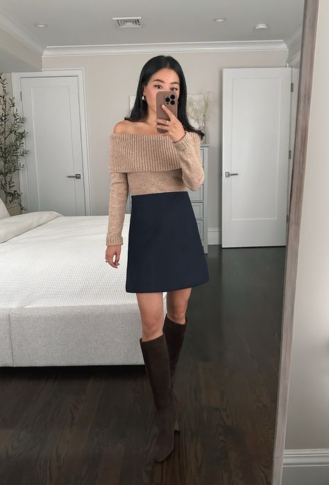 Style tips for hiding a postpartum or bloated belly Navy Skirt Outfit, Suede Boots Outfit, Blue Skirt Outfits, Knee High Suede Boots, Outfit For Petite Women, Petite Dresses Casual, Brown Tights, Jean Skirt Outfits, Casual Work Outfits Women