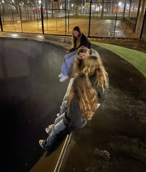 Skater Group Aesthetic, Friend Group Of 4 Aesthetic, Skater Friend Group Aesthetic, Skate Friend Group, Skater Friend Group, Skate With Friends, Grunge Friend Group, Skater Group, Friend Group Of 4