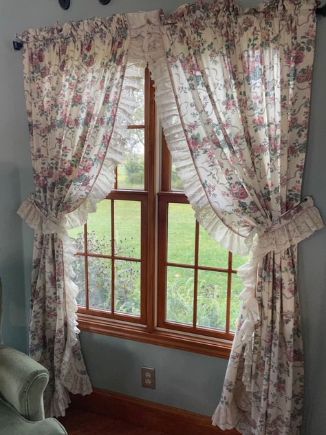 Home Library Ideas for The Ultimate Book Lover's Sanctuary Grandma Curtains, Victorian Cottage Decor, Vintage Home Ideas, Rose Piping, Cortinas Country, Priscilla Curtains, Rideaux Shabby Chic, Chic Cottagecore, Lace Curtain Panels