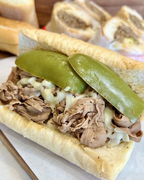 Italian Beef Gravy Recipe, Portillos Italian Beef Recipe Copycat, Chicago Beef Sandwich, Chicago Style Italian Beef, Beef Recipes Easy Quick, Fall Sandwiches, Chicago Italian Beef, Italian Beef Crockpot, Beef Gravy Recipe