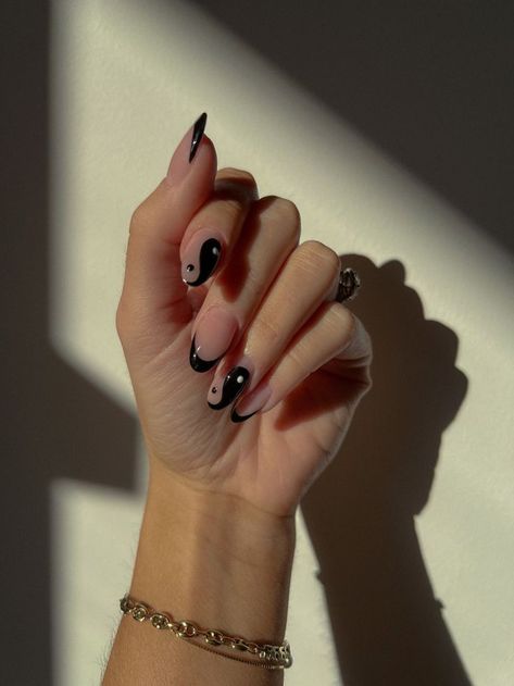 Black Nails Almond Shape Design, Almond Shaped Gel Nail Designs, Short Black Nails Almond Shape, Cool French Tip Nails Almond, Simple Almond Shaped Nails Designs, Almond Nails Ying Yang, Almond Shape Black Nails Designs, Oval Acrylic Nails Black, Yen Yang Nails