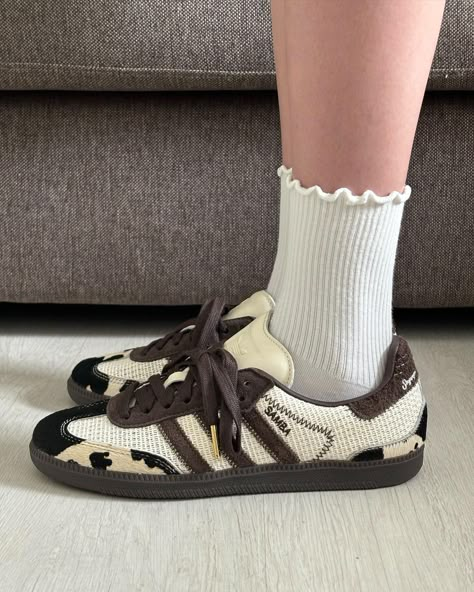 NoTitle x Adidas Samba: Street Style Meets Classic Cool 👟✨ Cow Print Adidas Shoes, Notitle X Adidas Samba, Samba Street Style, Adidas Samba Street Style, Sneakers Women Outfit, Jordan Woman, High Sneakers Women, Casual White Sneakers, Pink Cow Print