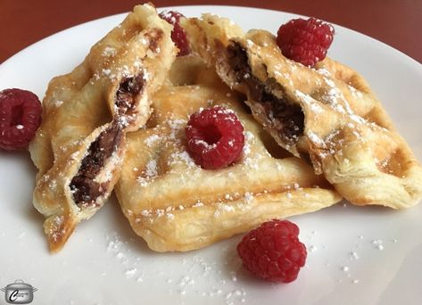 Nutella And Cream Cheese, Puff Pastry Waffles, Nutella Waffle, Stuffed Waffles, Nutella Waffles, Waffle Iron Recipes, Dessert Waffles, Puff Pastry Desserts, Iron Recipes