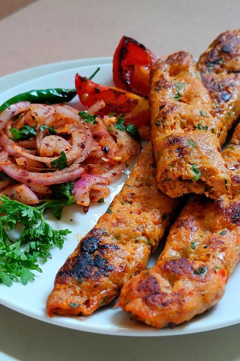 Chicken Turkish Recipes, Baked Chicken Kebab Recipe, Turkish Kabab Chicken, Chicken Middle Eastern Recipes, Turkish Burek Recipe, Middle Eastern Meat Recipes, Turkish Mezze Platter Ideas, Turkish Meat Recipes, Chicken Kofta Kebab