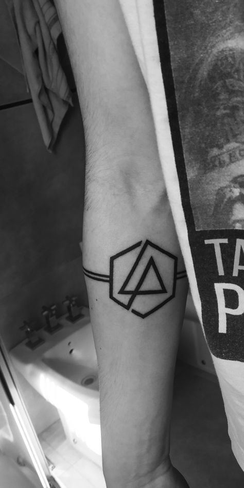 Linkin Park Tatto #LinkinPark #Tatto #lines One More Light Tattoo Linkin Park, Linkin Park Logo Tattoo, Linkin Park Tattoo Ideas, Linkin Park Tattoo, Lp Tattoo, Linkin Park Logo, Grace Tattoos, Rock Tattoo, Band Tattoos