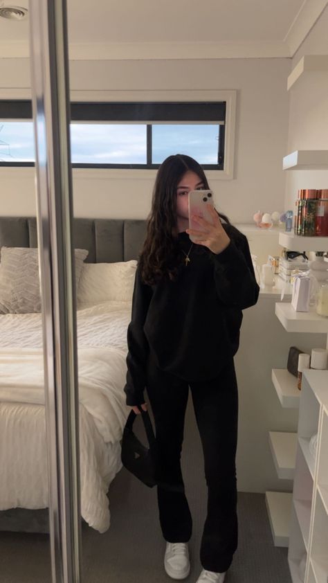 Gap Crewneck Outfit, Black Flared Sweatpants Outfit, Off The Shoulder Sweater Outfits, Flate Leggings Fits, Grey Flare Sweatpants Outfit, All Black Outfit For School, Black Pullover Outfit, All Black Fits, Basic Girl Outfit