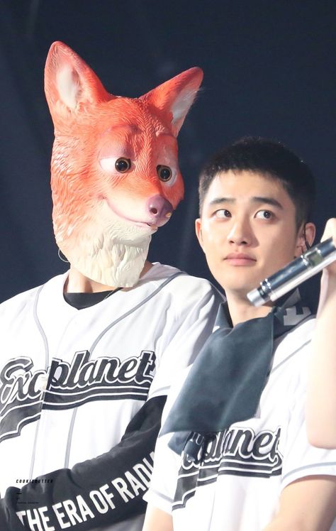 But imagine ksoo's face when he turned around to have that staring right at him Exo Facts, Exo Concert, Exo Couple, Exo Songs, Exo Ot12, Exo Funny, Park Chanyeol Exo, Exo Kyungsoo, Chanyeol And Do