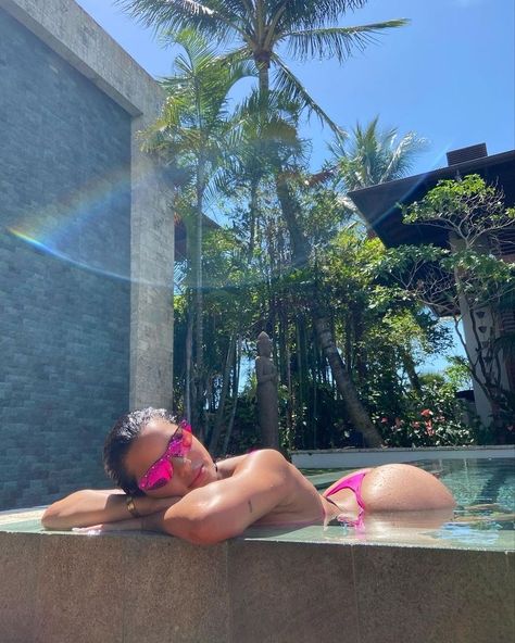 Instagram influencer katya Elise Henry posing for insta photo on vacation holiday in the pool in a pink bikini Pool Poses, Pool Photography, Beach Instagram Pictures, Summer Poses, Summer Picture Poses, Pool Picture, Shotting Photo, Beach Pictures Poses, Beach Photography Poses