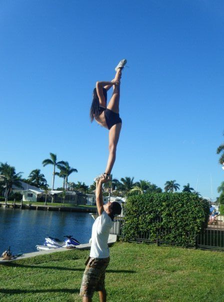 needle and beach partner stunting... It's a classic Cheer Needle, Cheer Scorpion, Partner Stunts, Dance Flexibility Stretches, Cheerleading Stunts, Best Friend Love Quotes, Cheer Photography, Cheerleading Quotes, College Cheerleading