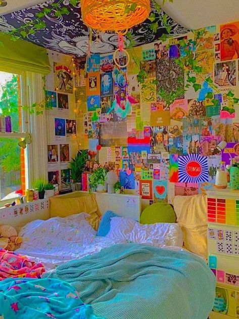 Kidcore room inspo... Room Ideas Indie, Y2k Room Ideas, Kidcore Room, Indie Room Inspo, Indie Rooms, Indie Room Ideas, 80s Room Aesthetic, Room Ideas Aesthetic Grunge, 80s Room