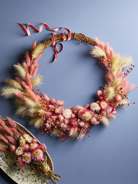 Dried Flower Wreath Veggie Stand, Spring Wreath Ideas, Spring Door Decoration, Dried Arrangements, Wreath For Fall, Making Wreaths, Decorating Easter Baskets, Living Wreath, Fruit Wreath