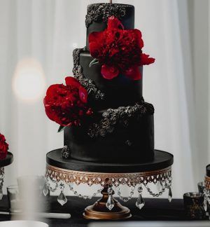 20+ Elegant Black Wedding Cake Designs - The Glossychic Red And Black Wedding Cake, Black Magic Roses, Gothic Wedding Cake, Black Wedding Cake, Gothic Cake, Vampire Wedding, Black Red Wedding, Dark Wedding Theme, Wedding Colors Red