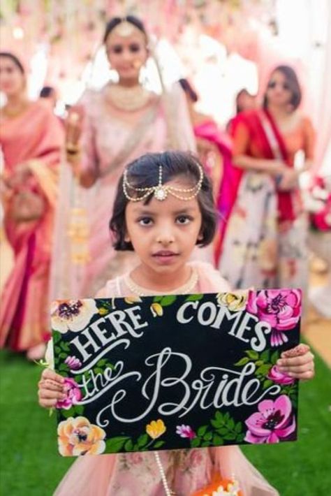 Bridesmaid with a sign for the bridal entry. As you walk down the aisle, your bridesmaids walk ahead of you, holding wedding signage with a fun quote and adding a unique element to the whole ritual. In the end, it's about making the heads turn with an innovative bridal entry! Bride Entry, Best Bride, Wedding Crashers, Wedding Entrance, Unique Bride, Wedding Function, Bride Photo, Mexican Wedding, Wedding Prep