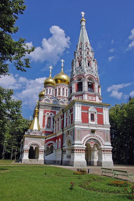 Shipka Memorial Church is a Bulgarian Orthodox church near the town of Shipka built between 1885 and 1902 and is designed in the 17th-century Muscovite style. It is dedicated to the Russian, Ukrainian and Bulgarian soldiers that died for the liberation of Bulgaria in the Russo-Turkish War, 1877-78. by Georgi Tcvetkov Bulgarian Architecture, Houses Of The Holy, Russian Architecture, Gothic Cathedrals, History Timeline, European Architecture, Country Church, Cathedral Church, Church Architecture