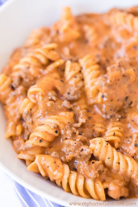 This easy and tasty beef pasta recipe is a cheeseburger version of homemade hamburger helper. A one skillet meal that the entire family will love. One Skillet Hamburger Helper, Cheap Hamburger Meals, Beef Pasta Hamburger Helper, Crafts Organization, Hamburger Helper Recipes, Sausage Recipes For Dinner, Beef Pasta Recipes, Ground Beef Pasta, Easy Skillet Meals