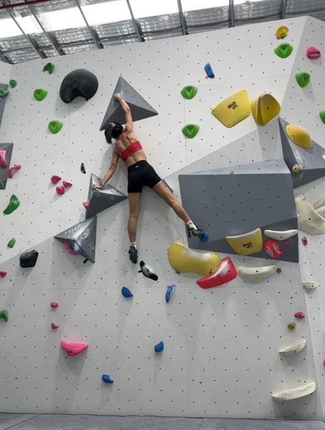 Rock Climbing Bouldering, Wall Climbing Aesthetic, Climber Aesthetic, Climbing Gym Aesthetic, Escalade Aesthetic, Rock Climbing Indoor, Adrenaline Aesthetic, Bouldering Women, Boulder Aesthetic