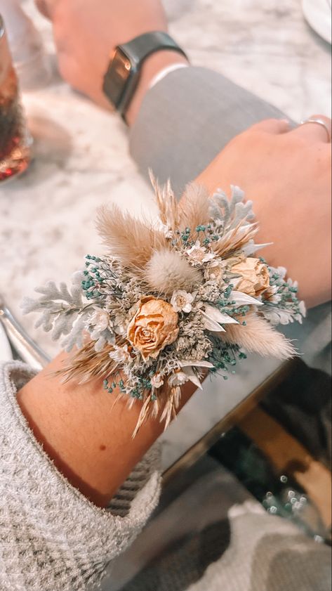 Country Corsage Prom, Western Wrist Corsage, Dried Flowers Corsage, Western Prom Bouquet, 2024 Prom Corsage, Rustic Wrist Corsage, Western Prom Flowers, Dance Corsage Ideas, Boho Corsage Prom