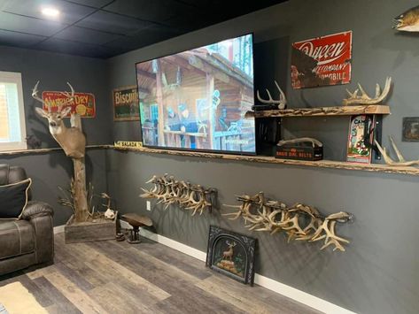 Man Cave Deer Mounts, Diy Hunting Cabin, Hunting Closet, Man Cave Ideas Room, Hunting Room Design, Modern Rustic Office, Rustic Projects, Hunting Man Cave, Antler Display