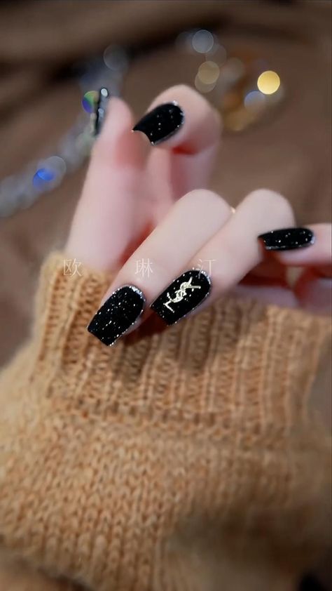 Black Gel Polish Nail Designs, Short Box Nails, Stylish Nails Black, Elegant Touch Nails, Black Nails With Glitter, Trends Nails, Kutek Disney, Nail Art Designs Images, 2023 Nails