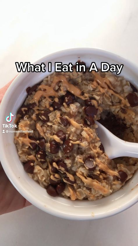 What I eat in a typical day as a vegan athlete and endurance runner on a whole foodsplant-based dietCheapeasyhealthy meals and snacks that you can take with you on the go Vegan Eat In A Day, Everything I Eat In A Day, What I Eat In A Day Vegan, Runner Snacks, Healthy What I Eat In A Day, Vegan Meals Aesthetic, College Food Ideas, Snacks For One, Healthy Cheap Meals