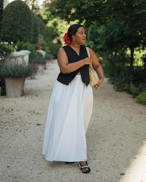 This summer is all about breezy white maxi skirts. The staple bottom is easy to throw on over a bathing suit for a beach day, and looks ultra-chic paired with a vest top or tank. Scroll through for some of our favorite ways to wear white maxis this season. 📷: @francescasaffari, @ingridedvinsen, @nnennaechem, @dannaed_, @dana_zkt, @styleidealist, @theindiaedit Tank Top Maxi Skirt, White Maxi Skirt Outfit Summer Casual, Mom Beach Outfit, White Maxi Skirt Outfit Summer, White Skirt Outfit Summer, White Maxi Skirt Outfit, Portugal Fits, Maxi Skirt Outfit Summer, Long White Skirt