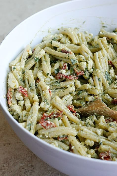 Creamy Pesto & Sundried Tomato Pasta Salad                                                                                                                                                                                 More Pesto Sundried Tomato Pasta, Sundried Tomato Pasta Salad, Pasta With White Sauce, Recipe Pasta Salad, Pasta Salad With Pesto, Greek Yogurt Pasta, Tomato Pasta Salad, Sundried Tomato Pasta, Creamy Pesto Pasta