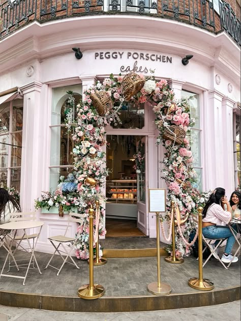 Peggy Porschen Bakery London Peggy Porschen Shop London, London Bakery, Aesthetic Cafes, Bakery Aesthetic, Bakery London, Pharmacy Decor, Peggy Porschen, Cake Cafe, Sight Seeing