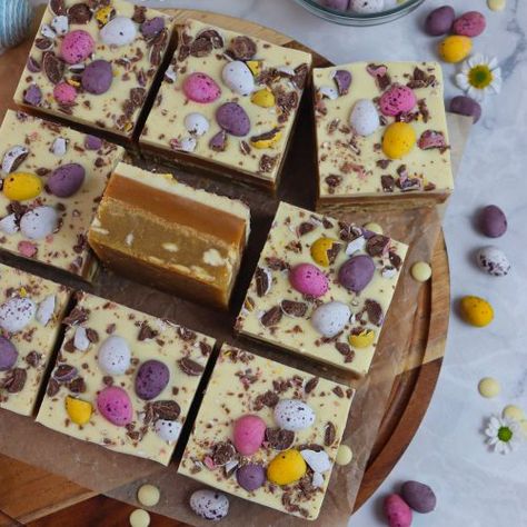 Mini Egg Millionaires Blondie - Gills Bakes and Cakes Mini Egg Recipes, Easter Deserts, Tray Bake Recipes, Easter Desserts Recipes, Mini Egg, Easter Baking, Caramel Chocolate, Easter Cupcakes, Mini Eggs