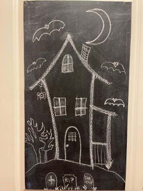 Chalkboard Haunted House, Haunted House Chalkboard Art, Halloween Chalkboard Art Easy, Halloween Chalkboard Ideas, Halloween Chalk Art, Easy Haunted House, Fall Chalkboard Art, Halloween Chalkboard Art, Haunted House Drawing