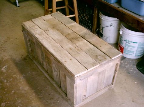 instructable pallet trunk - making this for my family room Pallet Trunk, Diy Wood Chest, Diy Trunk, Pallet Chest, Pallet Boxes, Wood Trunk, Wood Storage Box, Palette Ideas, Pallet Creations