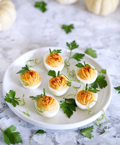 Pumpkin Deviled Eggs - Fiesta Friday Appetizer Thanksgiving, Dyed Deviled Eggs, Pumpkin Deviled Eggs, Egg Appetizer, Thanksgiving Food Crafts, Halloween Deviled Eggs, Thanksgiving Deviled Eggs, Devilled Eggs Recipe Best, Thanksgiving Appetizer