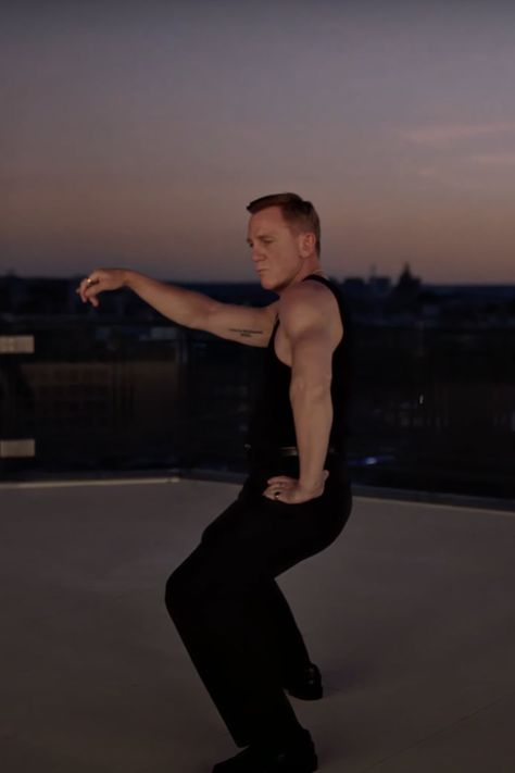 Daniel Craig Thought of His Nana While Showing Off His Dance Skills in New Advert Daniel Craig Vodka, Daniel Craig Belvedere Vodka, Daniel Craig Dancing, Craig Meme, James Bond Actors, Daniel Craig 007, Dance Skills, Belvedere Vodka, Daniel Craig James Bond