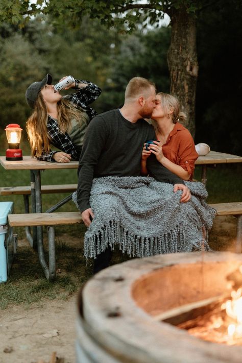 Heres your sign to take a couple third wheel pictures at you brother, sister, or best friends engagement photo shoot. Third Wheel Pictures, Funny Engagement Photos, Engagement Photo Shoot, Engagement Pictures Poses, Third Wheel, Pictures Poses, Funny Couples, Brother Sister, Engagement Photoshoot