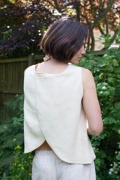 Split Back Linen Tank Tutorial | Fabrics-Store.com - The Thread Easy Clothes Sewing, Linen Top Pattern, Blouse Pattern Free, Sewing Top, Sewing Blouses, Sewing Tops, Minimal Wardrobe, Tank Top Pattern, Trendy Sewing