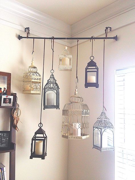 Lanterns in the corner. Lantern Home Decor Ideas, Bedroom Lanterns Decor, Hanging Glass Lanterns, Hanging Corner Decor, Ceiling Corner Decor, Hanging Lights In Living Room Corner, Hanging Lanterns Bedroom, Lantern Decor Bedroom, Hanging Lanterns Living Room