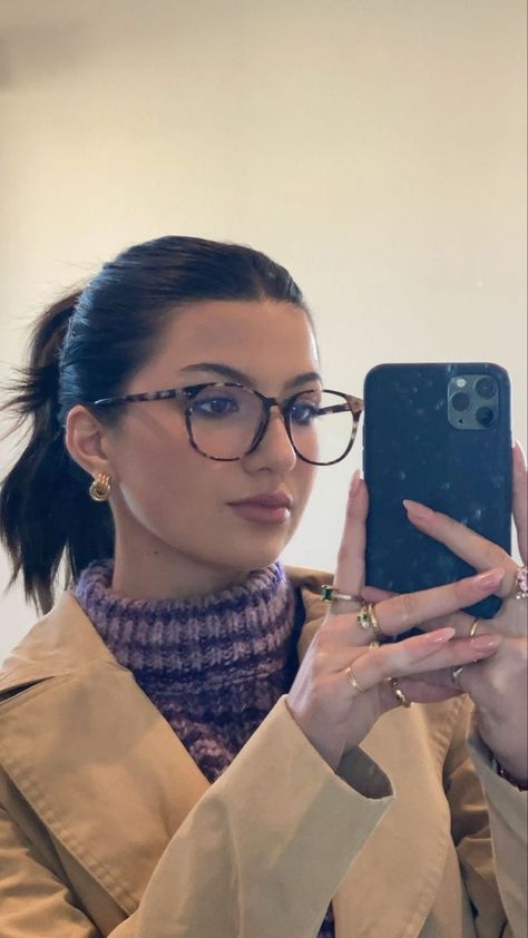 Glasses Inspo Square Face, Rayban Eyeglasses For Women, Glasses Frames For Women Round Face Plus Size, Wearing Glasses Aesthetic, Glasses 2024 Trend Women, Glasses Women Aesthetic, Tortoise Shell Glasses Women, Eye Glasses Aesthetic, Trendy Glasses Frames