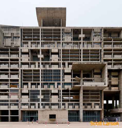 Le Corbusier's Secretariat Building in Chandigarh. Photo by ScottLarsen, via Flickr Le Corbusier Chandigarh, Corbusier Architecture, Architecture 101, Le Corbusier Architecture, Brutalism Architecture, Zaha Hadid Architects, Pierre Jeanneret, Brutalist Architecture, Chinese Architecture