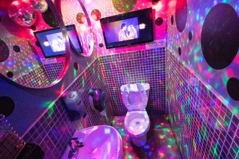 Disco Toilet, 80s Nightclub, Katie Homes, 70s Room, 80s Party Decorations, Disco Decorations, Victorian Renovation, Wc Design, 80s Disco