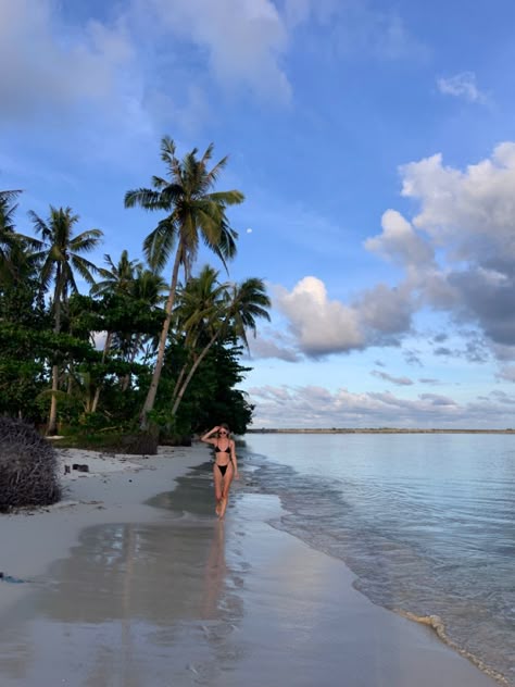 Girl on tropical beach on siargao, Philippines with a black bikini and the moon. Fiji Photo Ideas, Tropical Holiday Photo Ideas, Philippines Pictures Ideas, Beach Holiday Photo Ideas, Philippine Beach Aesthetic, Mauritius Picture Ideas, Tropical Vacation Inspo Pics, Tropical Vacation Photos, Vacation Dump Ideas