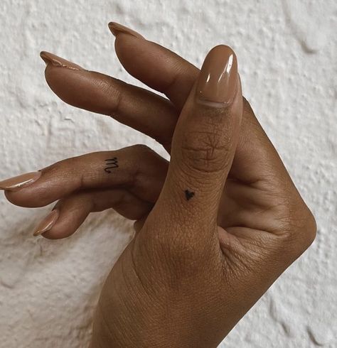 Simple Tats, Thumb Tattoos, Cute Finger Tattoos, French Tattoo, Tattoo Spots, New Tattoo Designs, Petite Tattoos, Small Tattoos Simple, Make Tattoo