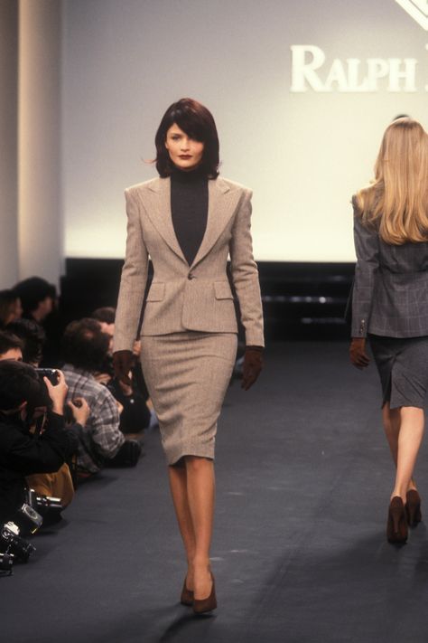 Ralph Lauren 1995, Ralph Lauren Runway, 90s Minimalism, Ralph Lauren 90s, Woman In Suit, Ralph Lauren Fall, 90s Runway Fashion, Original Supermodels, 90s Runway