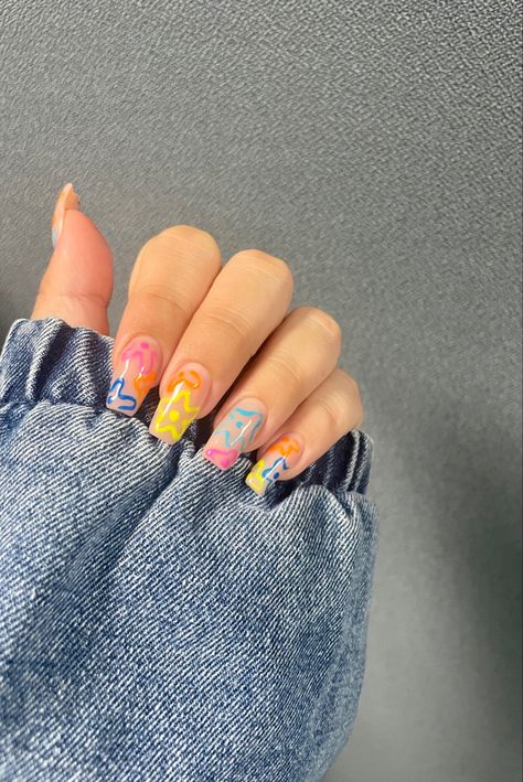 Spongebob Nails Easy, Spongebob Cloud Nails, Simple Spongebob Nails Designs, Nail Inspo Cartoon, Sponge Bob Nails Acrylic, Sponge Bob Nail Designs, Spong Bob Nails, Nail Designs Spongebob, Birthday Beach Nails